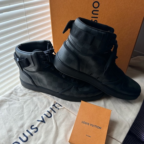The Rivoli sneaker boot is a sleek hi-top in LV iconic Damier Graphite canvas. - Picture 4 of 8